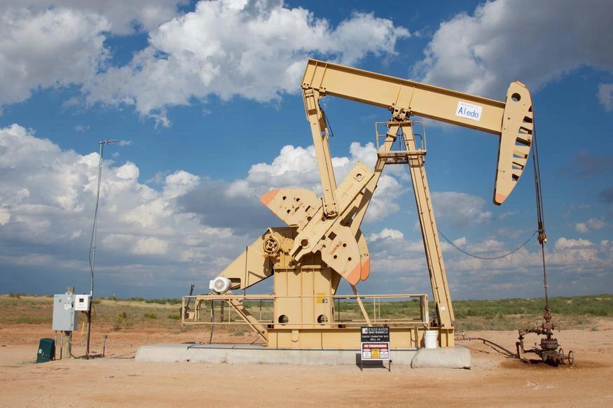 States and Counties With the Highest Rates of Lung Cancer - Infographics of an active oil pump in a rural landscape, indicating fossil fuel extraction in high-emission states like Texas and North Dakota.