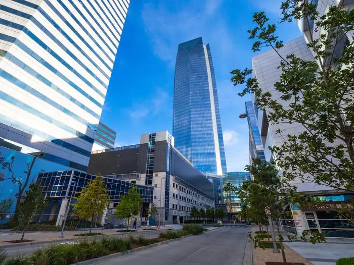 Image d’un secteur commercial désert d’Oklahoma City.