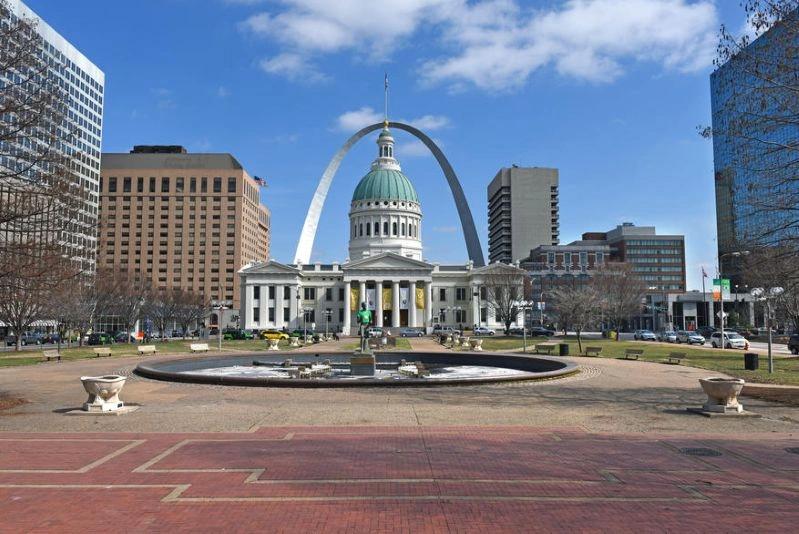 Villes ayant connu les plus fortes baisses de la pollution de l’air : photo de The Gateway Arch à St. Louis, avec l’Old Courthouse historique et des immeubles modernes en arrière‑plan.