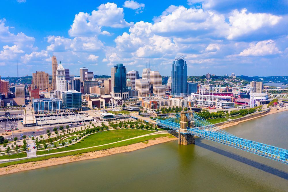 Paysage du centre‑ville de Cincinnati, Ohio, avec le pont suspendu John A. Roebling et vue sur le front de rivière