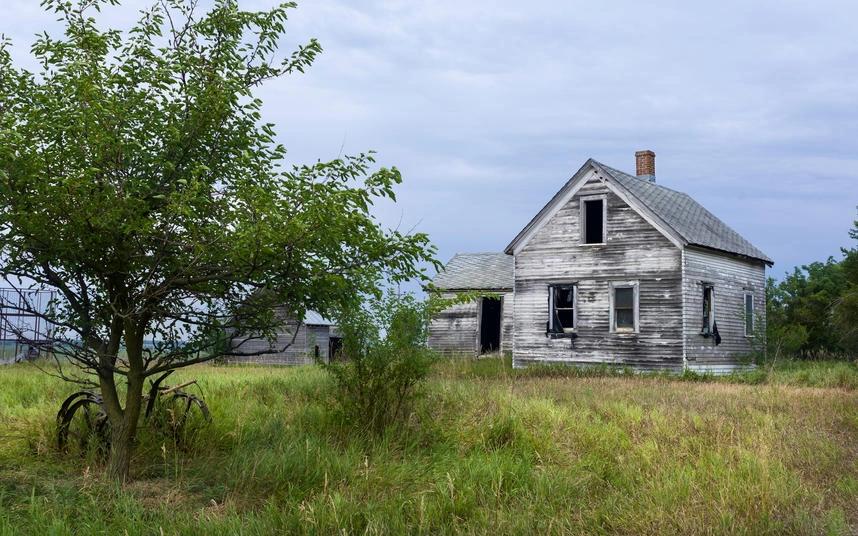 The Hottest City in Every State - Infographics of a Weathered farmhouse in a heat-prone rural area, highlighting extreme summer temperatures impact remote communities