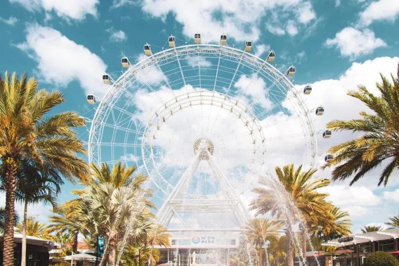 Vue de l’ICON Park et de la grande roue Orlando Eye symbolisant la forte disparité salariale des milléniaux locataires dans la ville malgré la croissance touristique.
