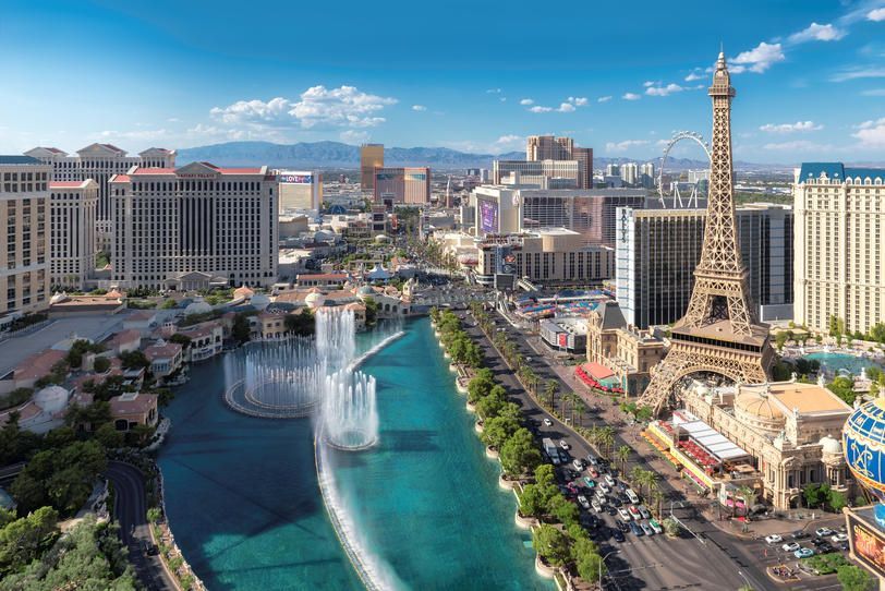 Les villes les moins connectées à Internet — Infographie du Strip de Las Vegas — bien que les villes touristiques aient souvent une forte connectivité, des disparités subsistent parmi les résidents.