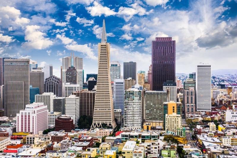 Villes comptant le plus de ménages multigénérationnels : image du paysage urbain de San Francisco avec la Transamerica Pyramid distinctive et un mélange de bâtiments modernes et historiques.