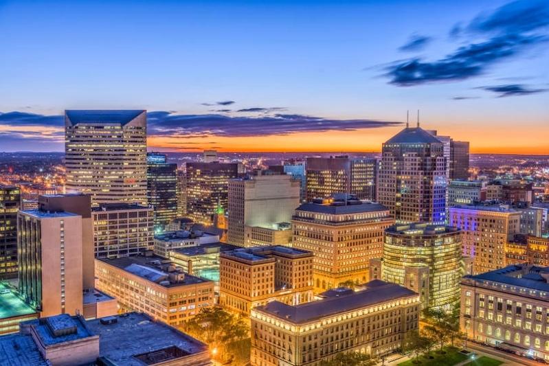 Villes ayant le plus de cas d’asthme – Image du paysage urbain de Cleveland avec des gratte‑ciel modernes, capturant une vue vibrante de la ville au coucher du soleil.