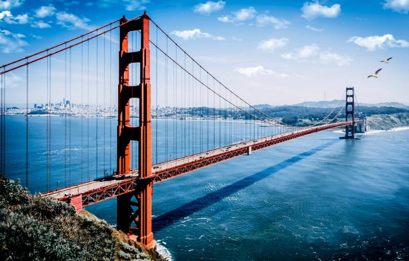 Coût de la vie aux États‑Unis : vue du magnifique long pont reliant San Francisco, Oakland et Berkeley.