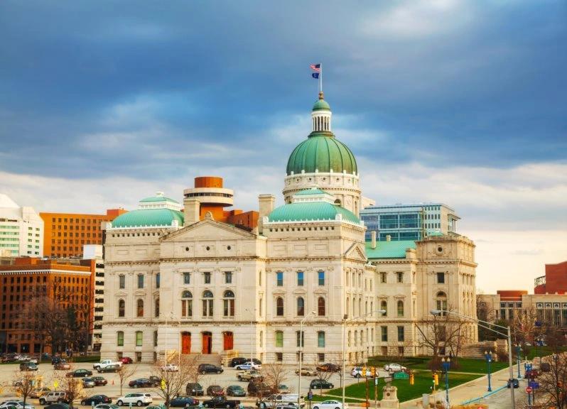 Indiana Statehouse à Indianapolis, représentant une ville du Midwest où les services publics contribuent notablement aux coûts de logement.