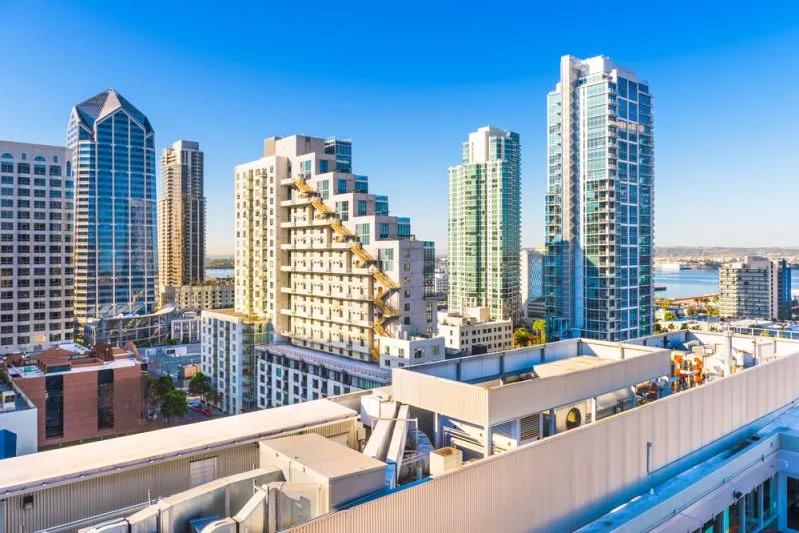 Vue de la silhouette et de la baie de San Diego reflétant la significative disparité salariale des milléniaux locataires dans la ville.