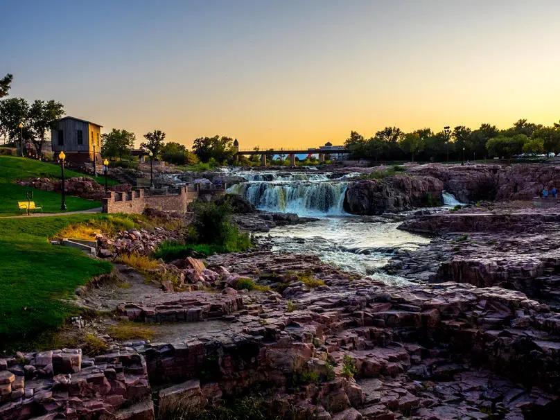 Image de chutes d’eau dans le Dakota du Sud avec un paysage accidenté magnifique et des sentiers vides au bord de la rivière.