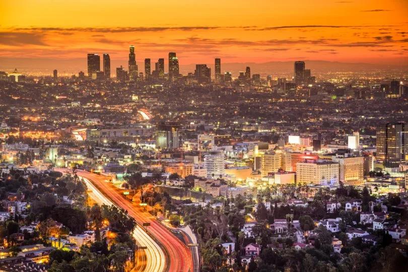 Les villes les plus et les moins densément peuplées en Amérique — Skyline de Los Angeles.