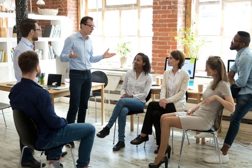 Équipe d’affaires ayant une discussion dans un espace de bureau moderne