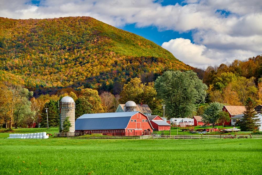 États où les résidents dépensent le plus en épicerie : infographie d’une ferme pittoresque du Vermont en automne, illustrant le côté rural d’un État où les dépenses alimentaires sont élevées.