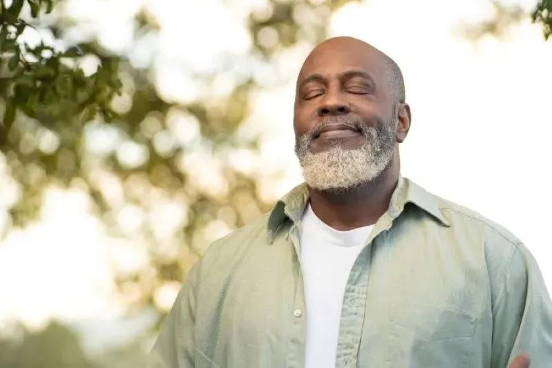 Que se passe‑t‑il si vous ne changez jamais le filtre d’habitacle — image d’un homme détendu profitant d’un air frais à l’extérieur.