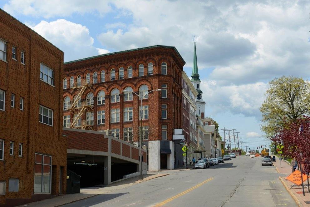 The Hottest City in Every State - Infographics of Downtown Orono, Maine, where summer heat is mild with only 8 days above 90°F each year