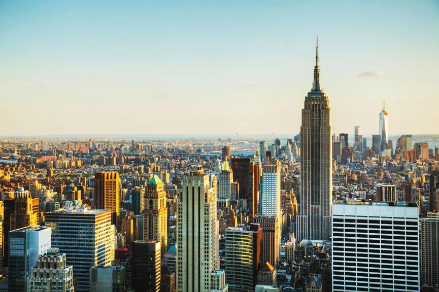 Villes ayant les populations les plus âgées — Infographie d’une ville au patrimoine historique et avec vue sur les montagnes, offrant un environnement paisible pour les aînés et figurant parmi les populations les plus âgées.