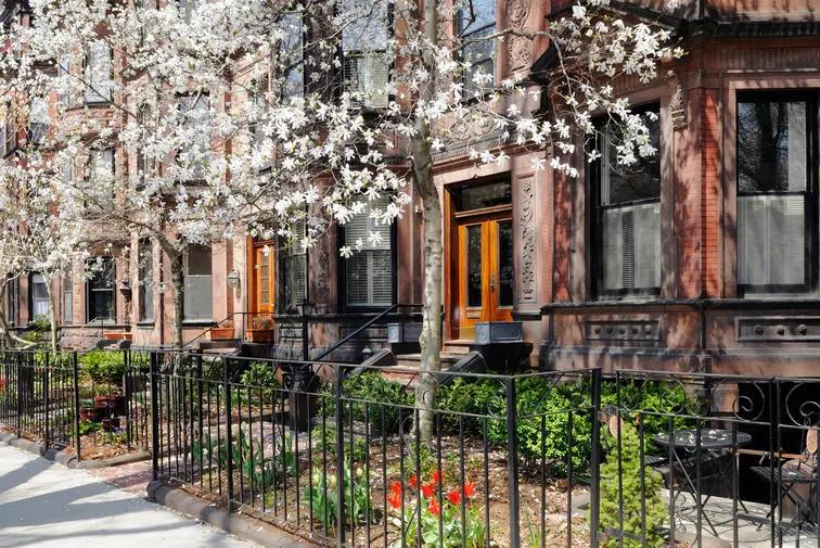 Image of homes in Boston, MA ona typical spring time. 