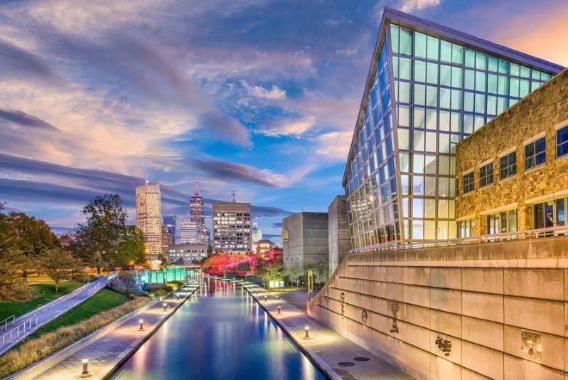 Villes ayant le plus de cas d’asthme – Image de la ligne d’horizon d’Indianapolis montrant des immeubles modernes et offrant une vue vibrante de la ville.