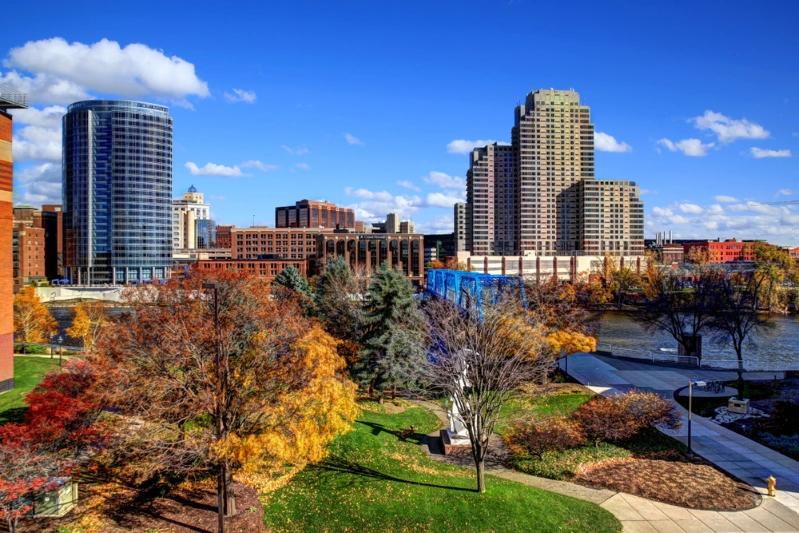 Taux d’accession à la propriété dans les villes américaines — Vue du paysage de Grand Rapids à l’automne.