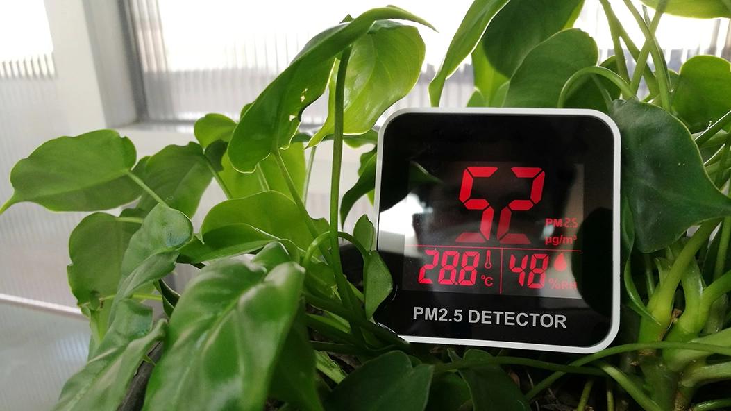 Vue d’un kit de test de la qualité de l’air intérieur mesurant les niveaux d’air domestique.