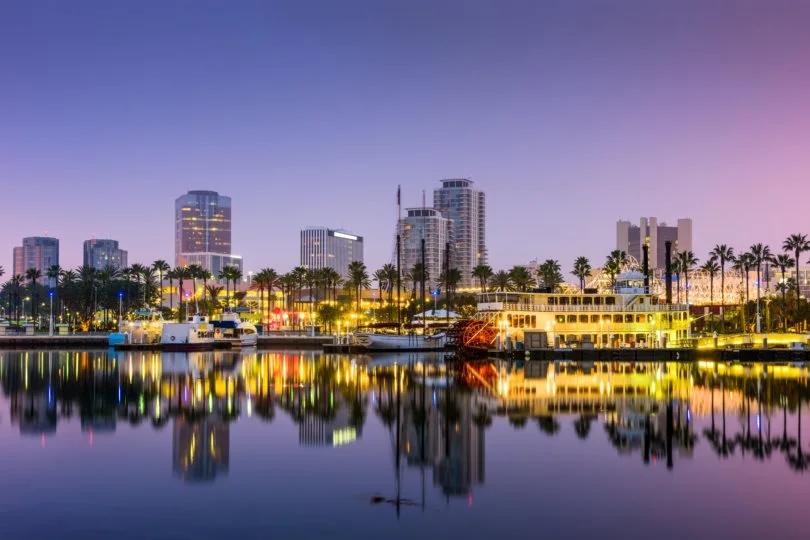 Les villes les plus et les moins densément peuplées en Amérique — Skyline de Long Beach (CA).