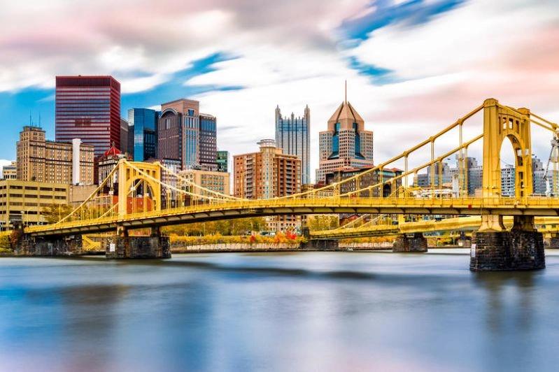 Villes ayant connu les plus fortes baisses de la pollution de l’air : silhouette de Pittsburgh avec un pont jaune sur la rivière et des immeubles du centre‑ville en arrière‑plan.