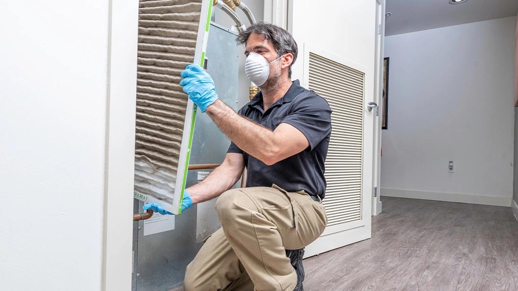 Image d’un homme installant un filtre à air