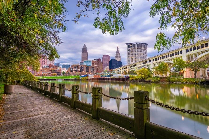 Image du centre-ville de Cleveland (Ohio) par temps nuageux, vue depuis une passerelle en bois près de la rivière.