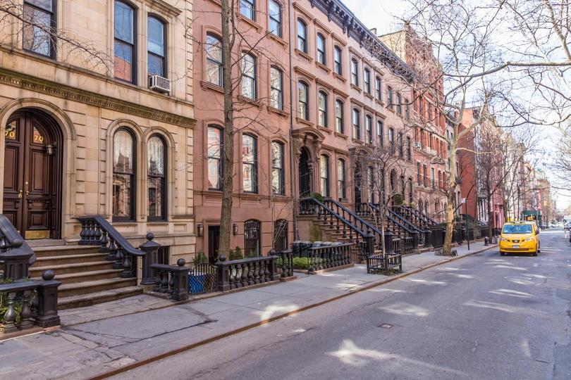 Vue de rue de brownstones à New York, où les résidents font face à certains des coûts de services publics les plus élevés du pays.