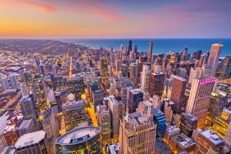 Villes ayant connu les plus fortes baisses de la pollution de l’air : paysage urbain de Chicago montrant de grands gratte‑ciel et la côte du lac au coucher du soleil.