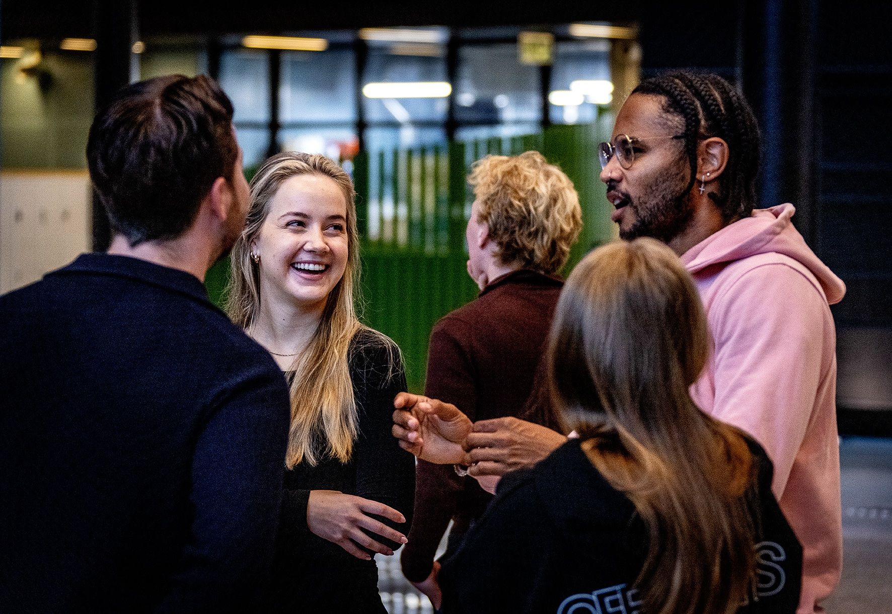 Studenter i samtale