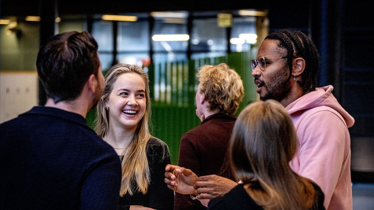 Studenter i samtale