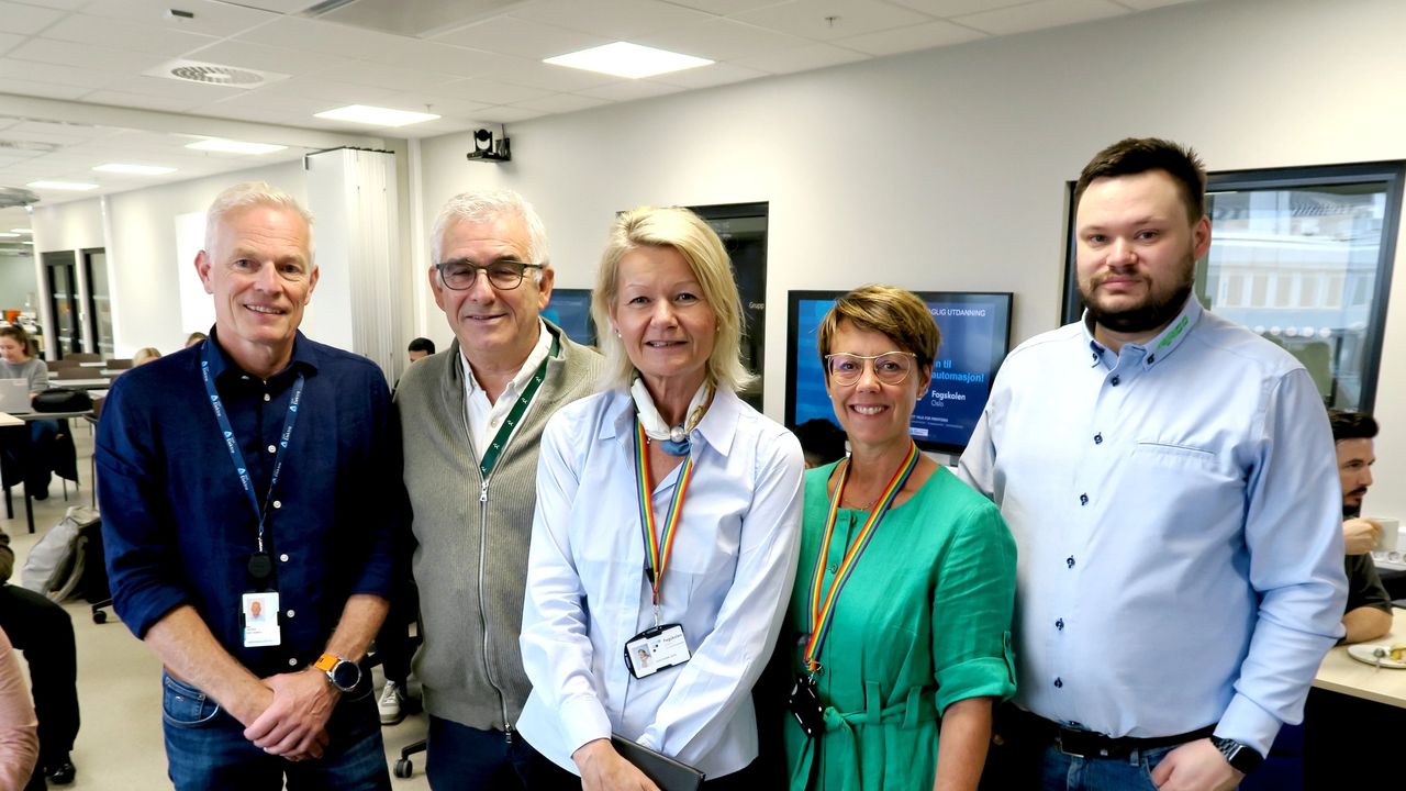 – Bygningsautomasjon er et fag i rask vekst, sier Roar Johannesen (t.h.) fra entreprenørselskapet GK. I bakgrunnen (f.v.) Anne Kristine Eggen Lervik, rektor ved Fagskolen Oslo, Ben Gjerland, daglig leder for NHO Elektro Automasjon, Roger Pettersen, Wago og lærer ved Fagskolen Oslo og Trude Skjønhaug Larsen, kvalitetsansvarlig og EVU-utvikler ved Fagskolen Oslo. Foto: Ellen Stokland