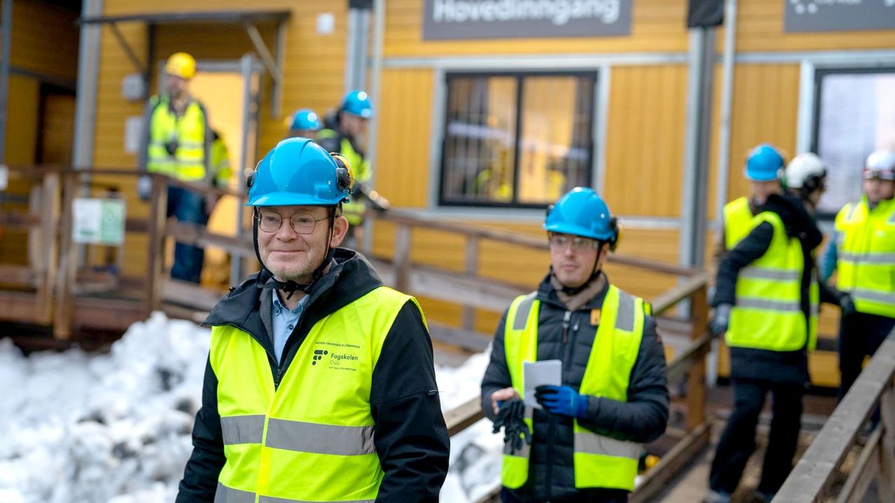 Stor stas med besøk av forsknings- og høyere utdanningsminister Oddmund Hoel (Sp)