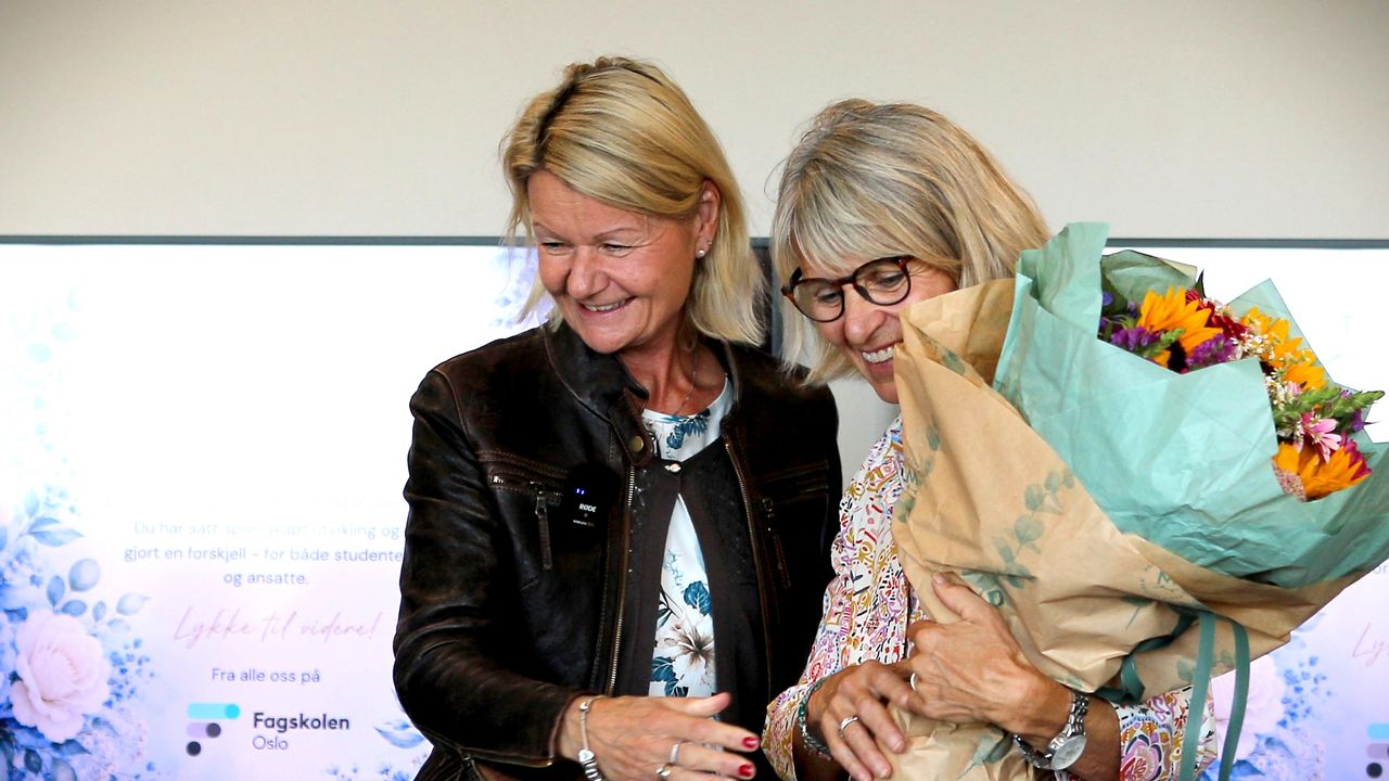 To kvinner, Anne og Kirsti, smiler vennlig mot kameraet i et lyst innendørs miljø. De er kledd i hverdagsklær, der den ene har på seg en brun skinnjakke og den andre en fargerik mønstret skjorte.