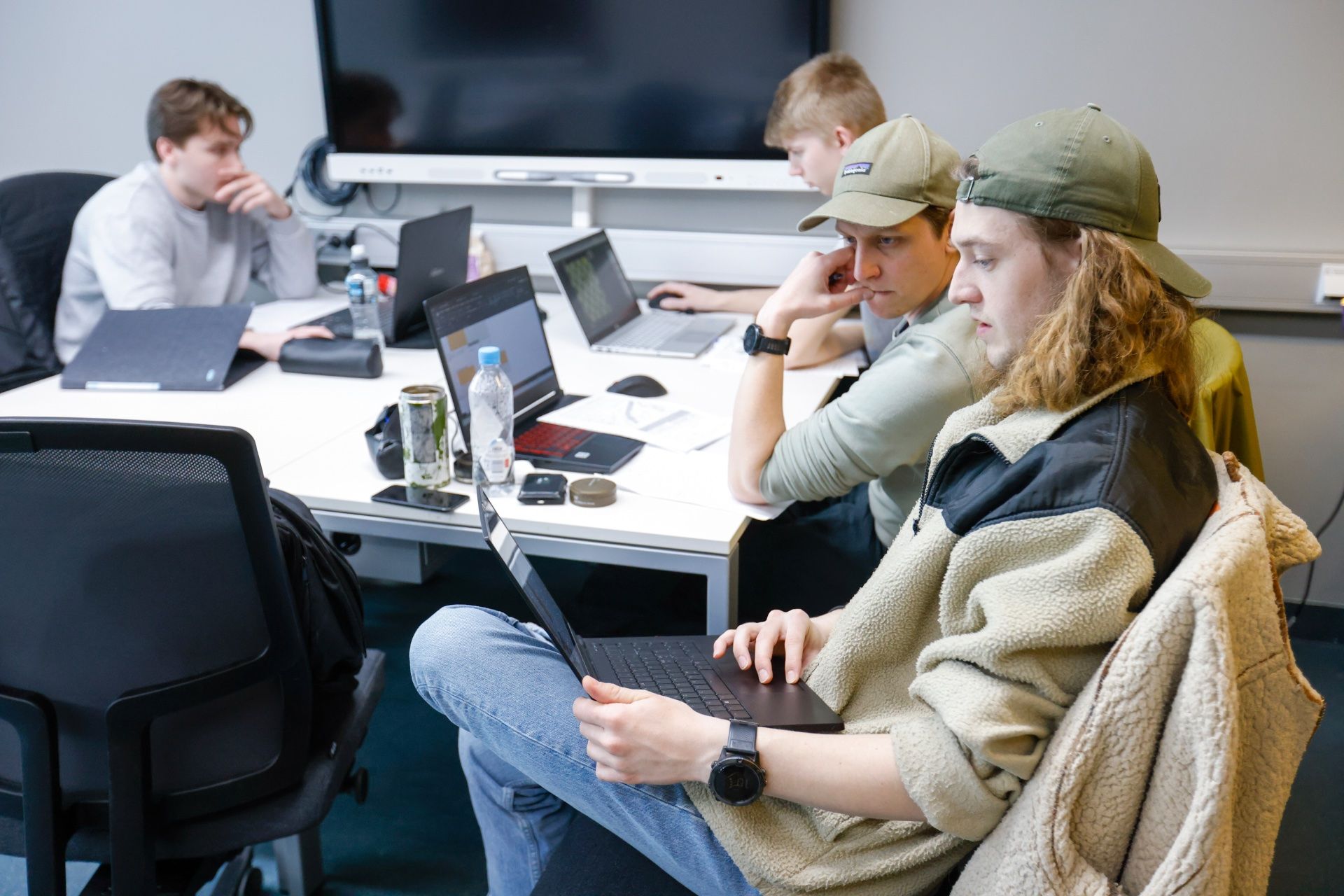 Studenter ved pc-ene