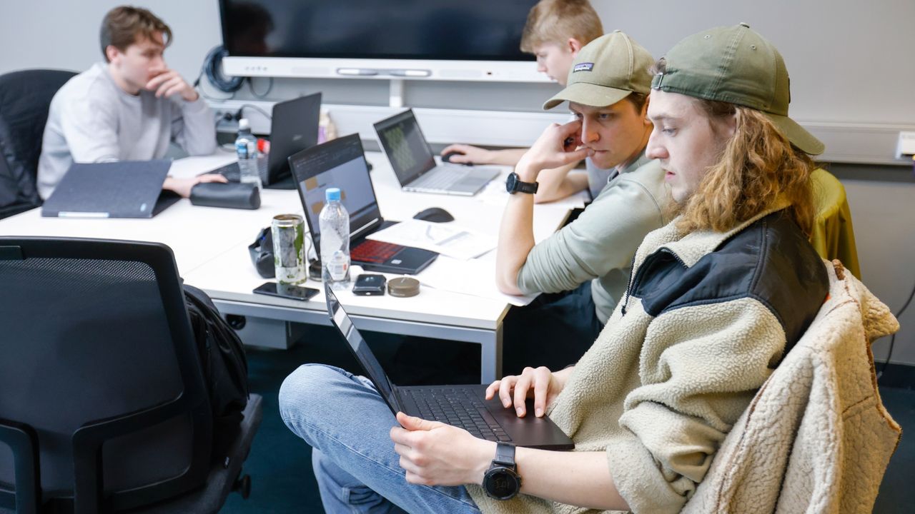 Studenter ved pc-ene