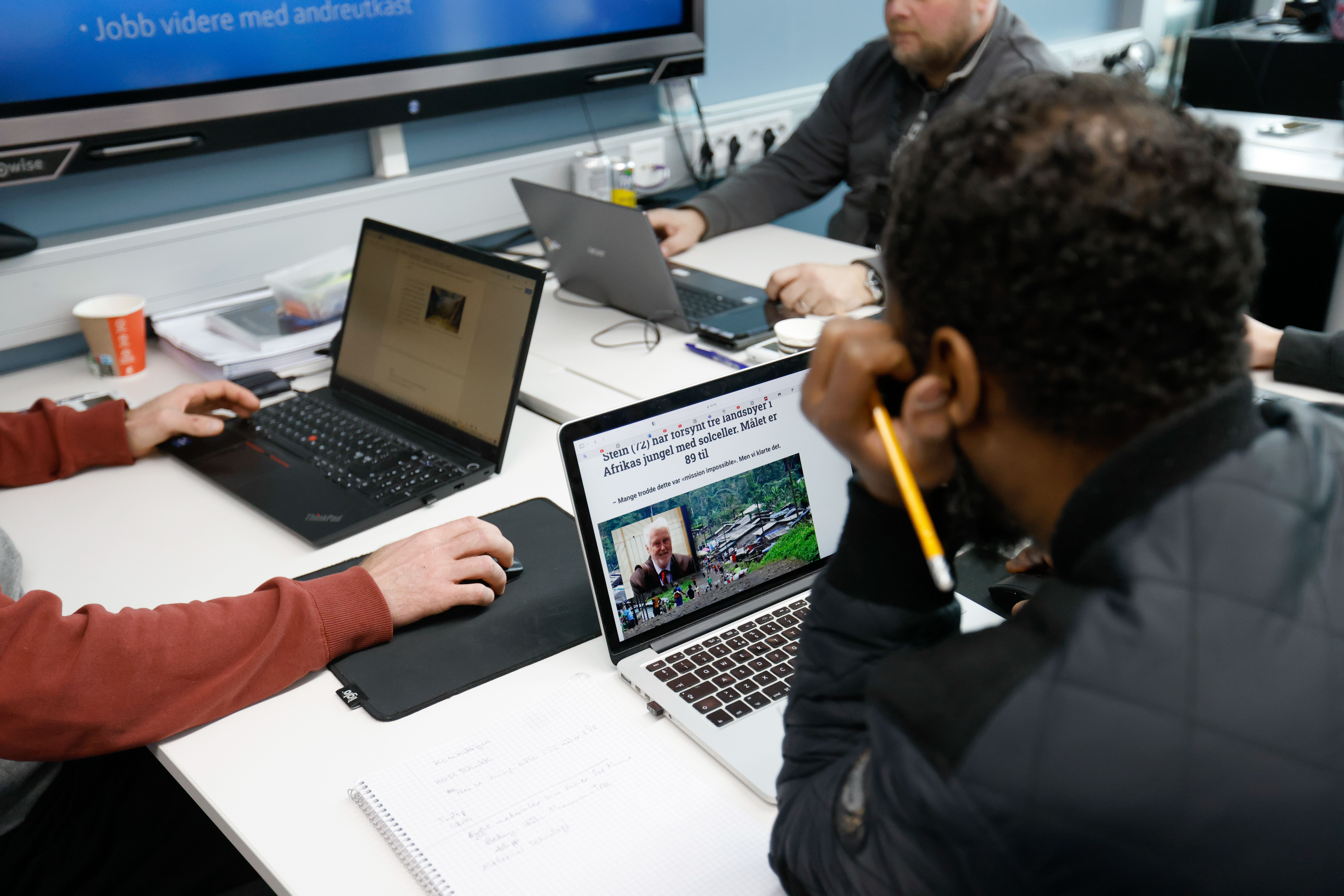 Studenter som sitter ved PC-ene.