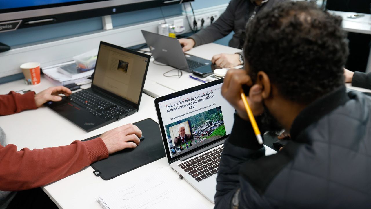 Studenter som sitter ved PC-ene.