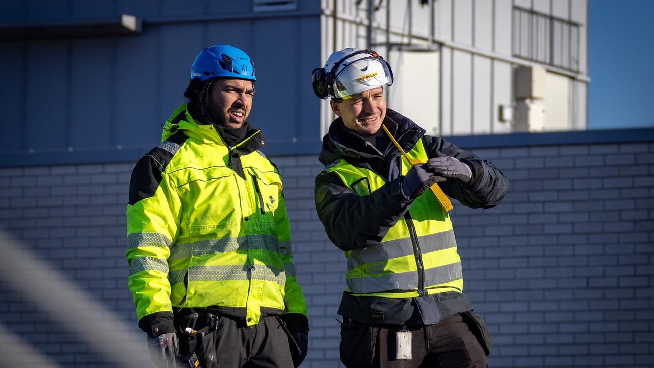 Fagskolestudentene Hamza Younus og Philip Kristiansen på et tak i Oslo