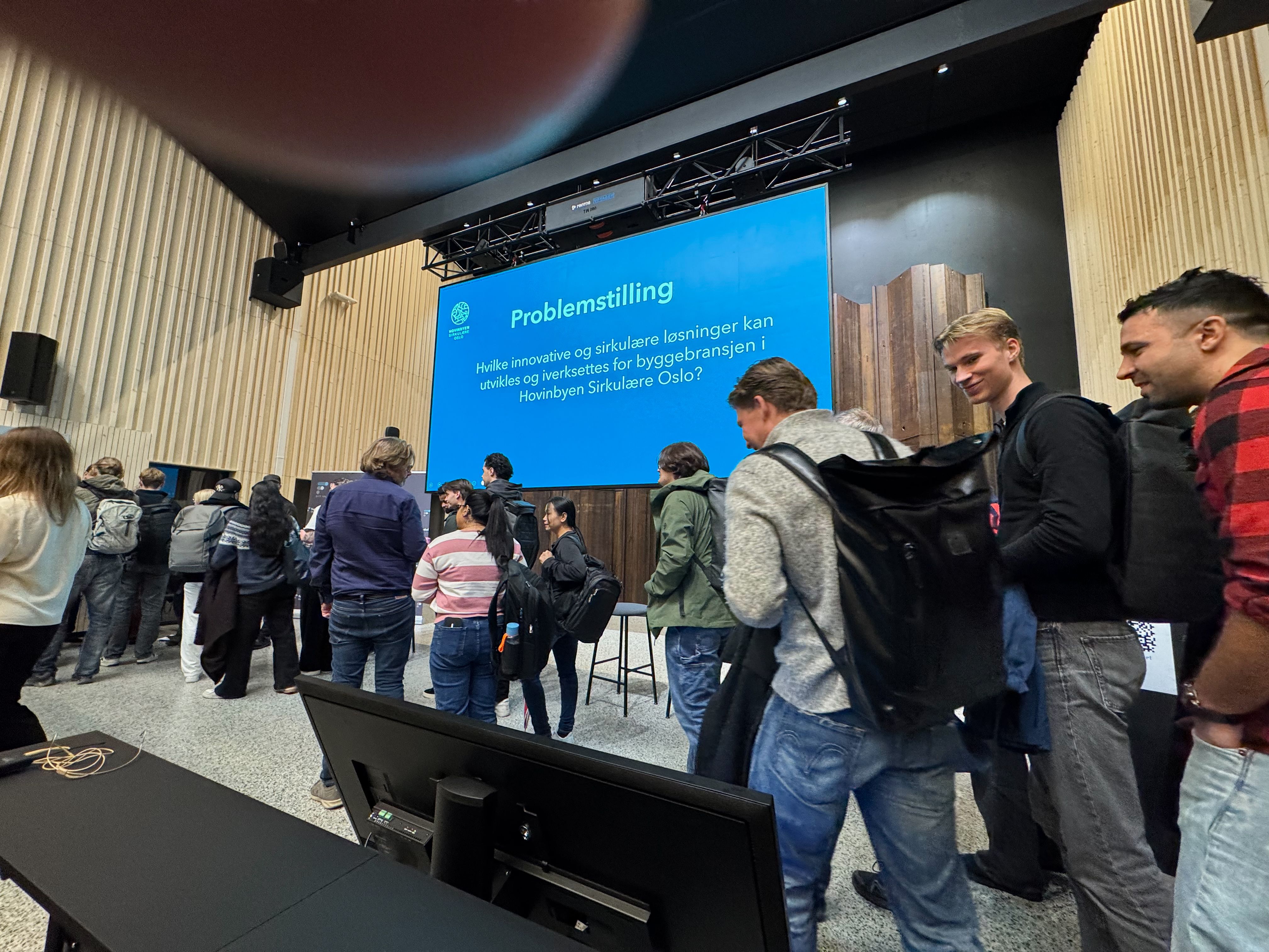 Studenter på vei til gruoppearbeid