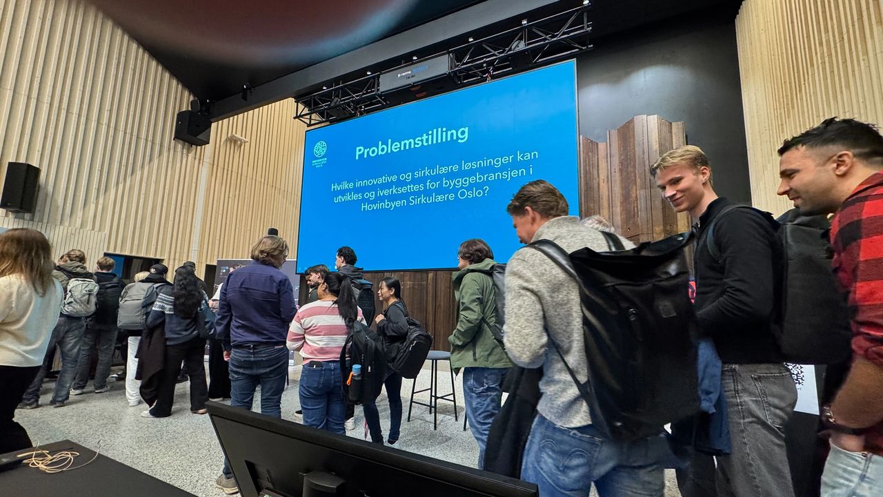 Studenter på vei til gruoppearbeid