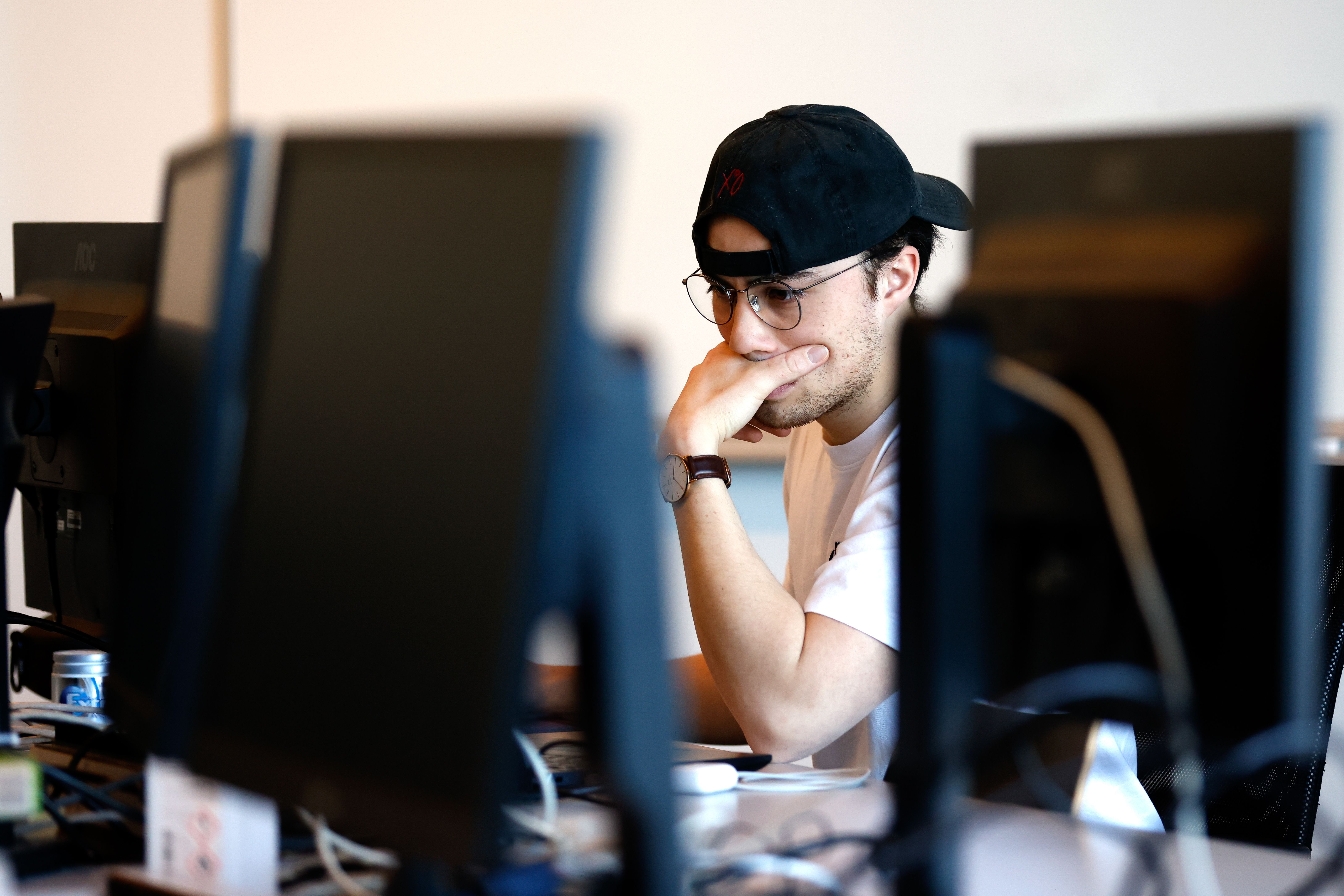 Student ved pc-skjerm