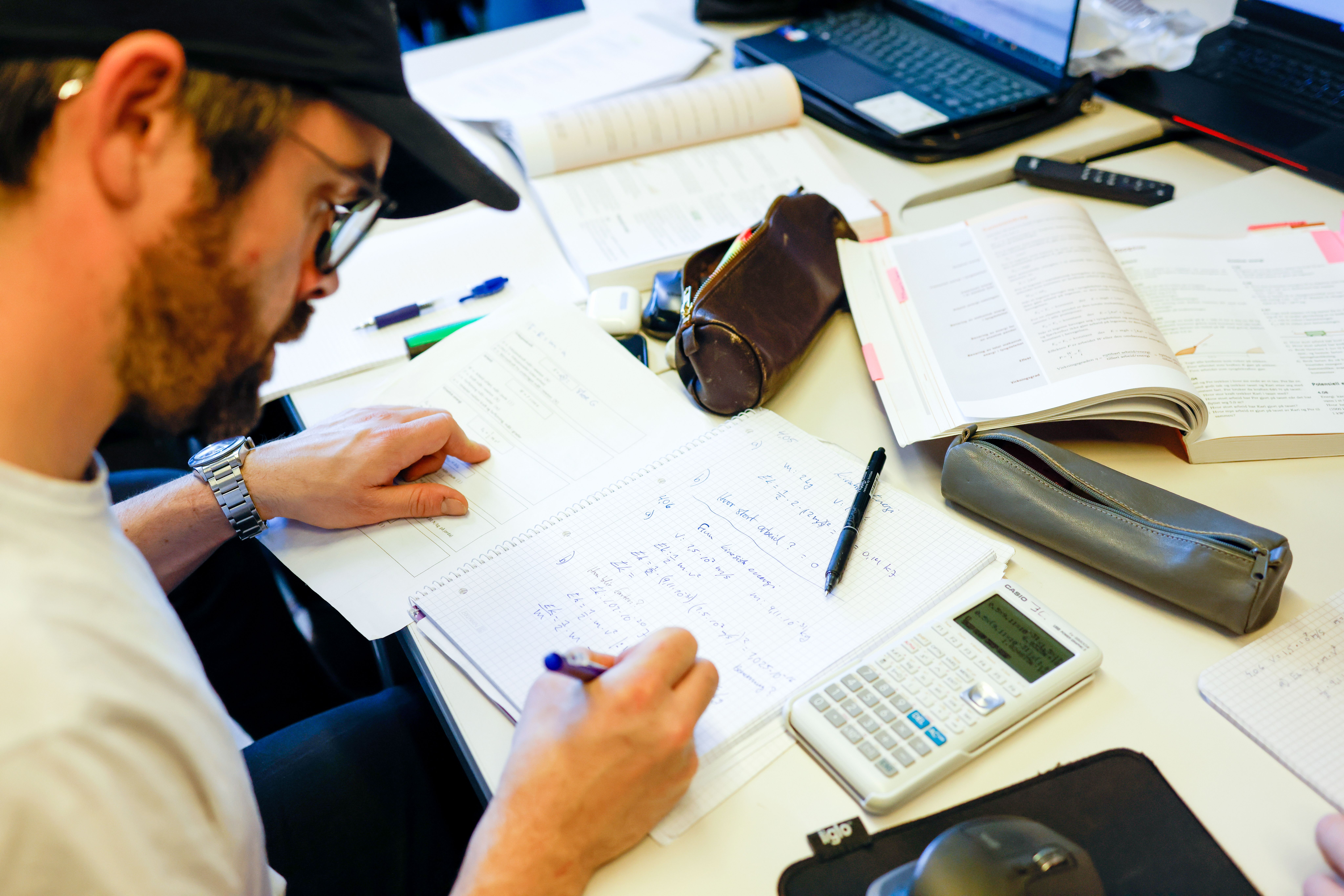 Student som jobber med en oppgave