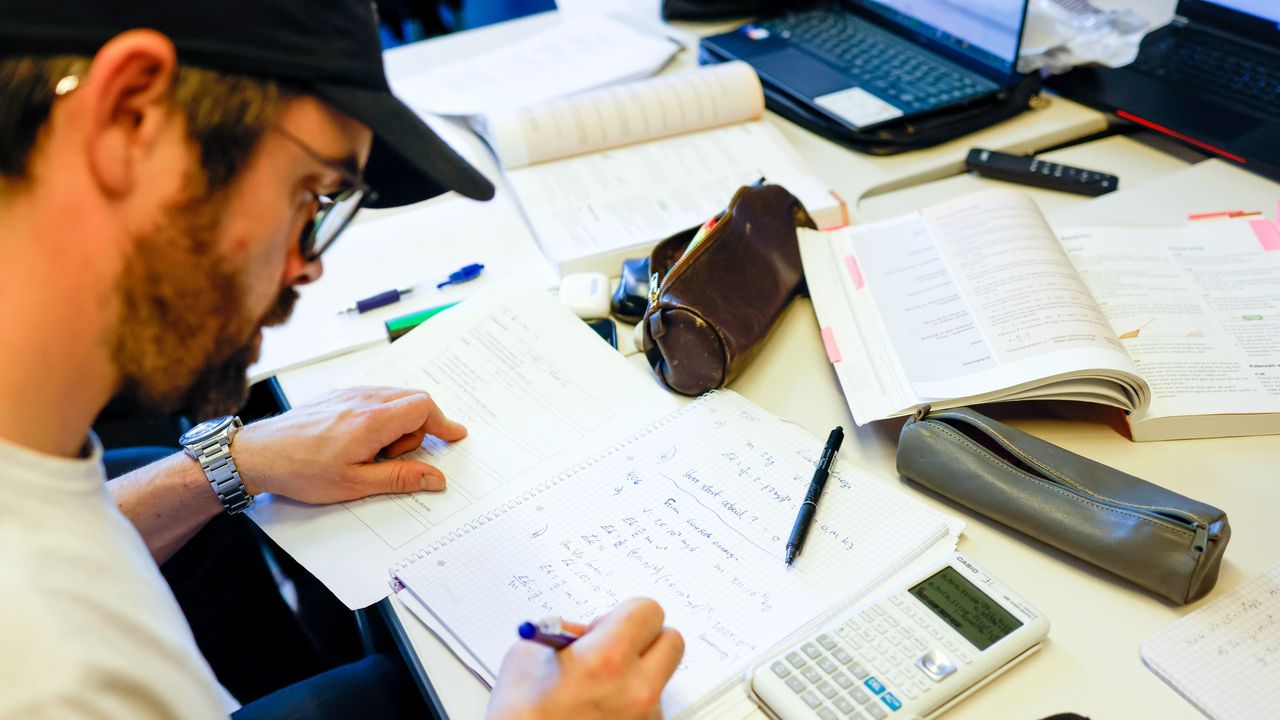 Student som jobber med en oppgave