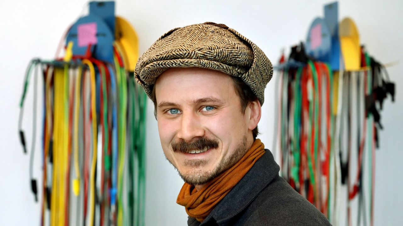 To personer ved elektrisk sentral
