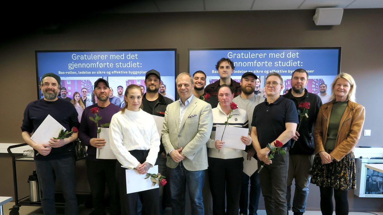 14 baser har fullført den aller første utdanningen i bas-rollen i verden ved Fagskolen Oslo. Ikke alle studenter var til stede da bildet ble tatt. Fagskolerektor Anne K. Eggen Lervik til venstre, fagansvarlig lærer Harald Selvær i midten. Foto: Ellen Stockland