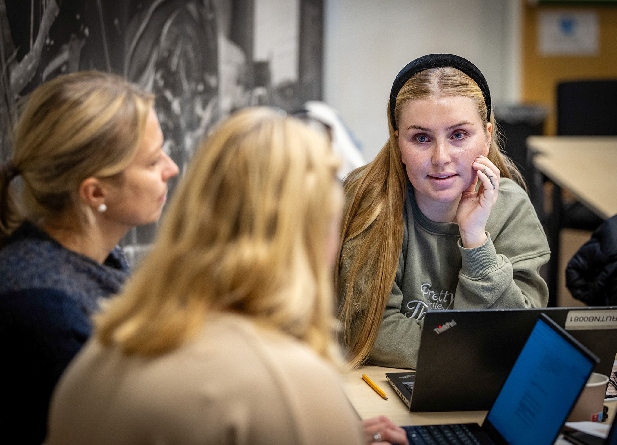 Fagskolestudenter i gruppearbeid