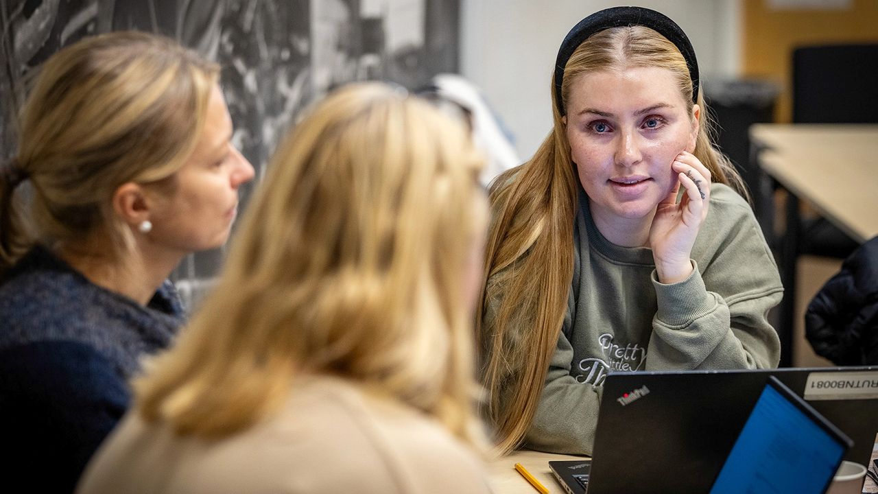 Fagskolestudenter i gruppearbeid