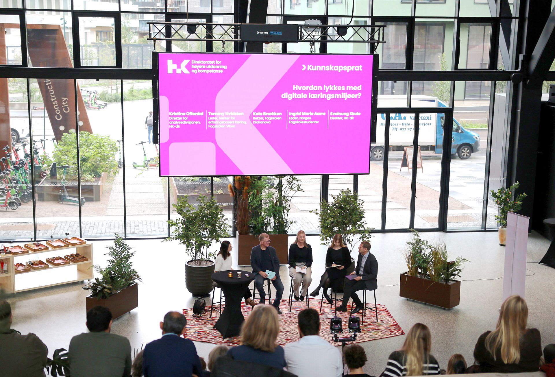 Glasshallen i Construction City var full av folk under HK-dirs frokostmøte «Kunnskapsprat». Her ble Studiebarometeret for fagskoler 2026 lagt fram.