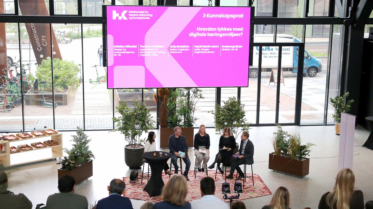 Glasshallen i Construction City var full av folk under HK-dirs frokostmøte «Kunnskapsprat». Her ble Studiebarometeret for fagskoler 2026 lagt fram.